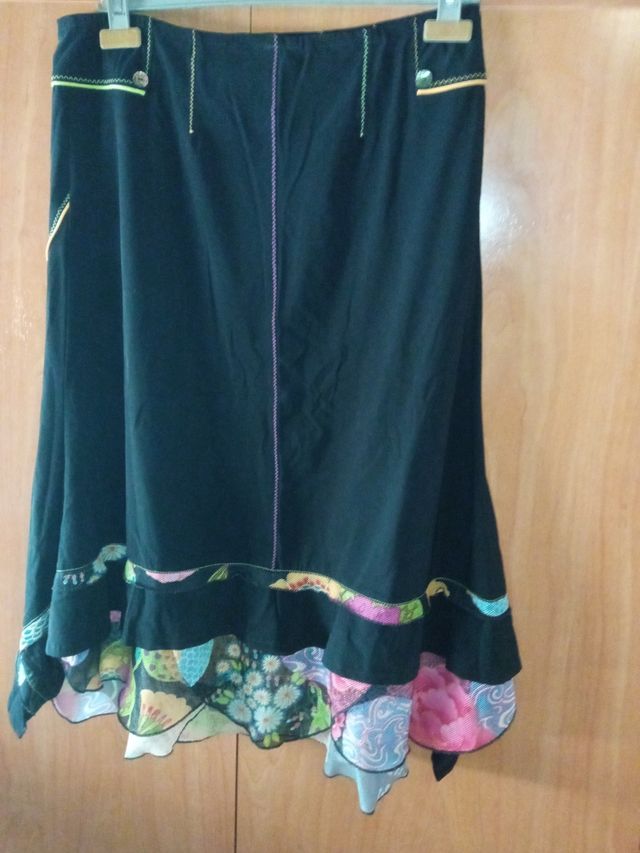 Falda negra con toques de colores