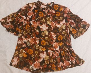 Blusa marrón raso volantes flores H&M