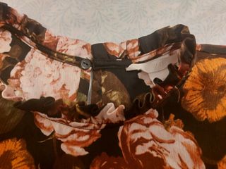 Blusa marrón raso volantes flores H&M