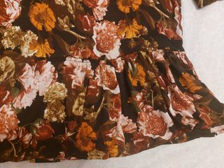 Blusa marrón raso volantes flores H&M