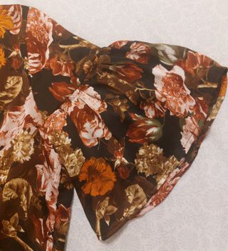 Blusa marrón raso volantes flores H&M