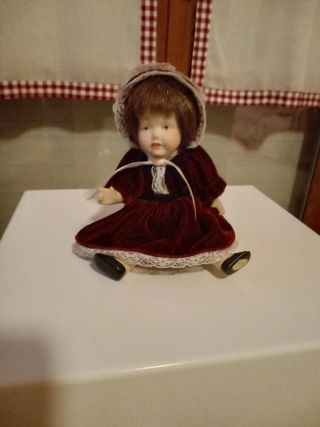 Piccola bambola di porcellana vintage 