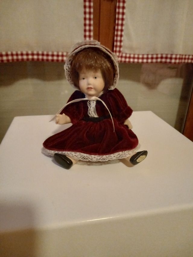 Piccola bambola di porcellana vintage