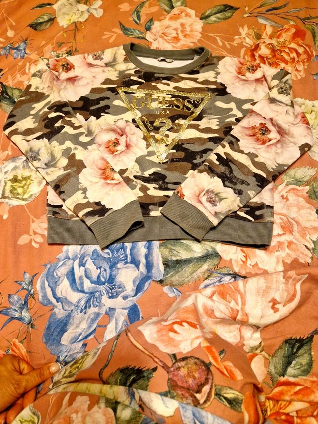 Sudadera marca Guess