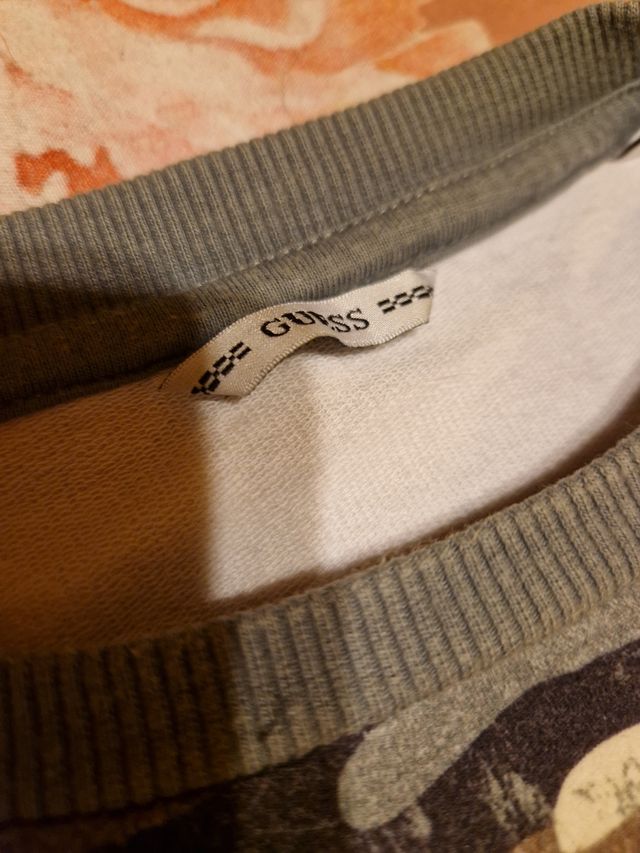 Sudadera marca Guess