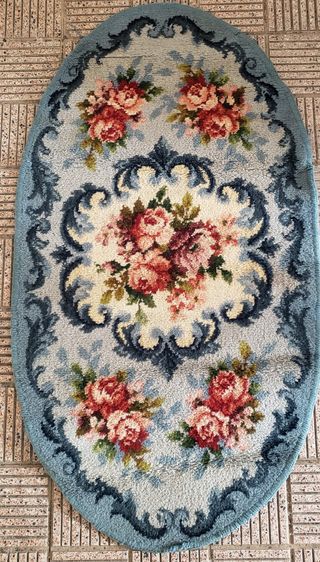 Alfombra azul con estampado de flores