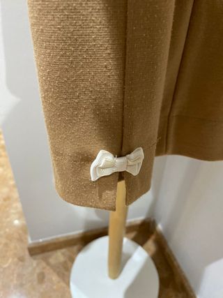 Vestido marrón clarito con lacitos