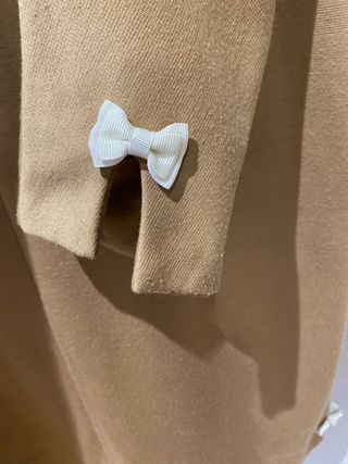 Vestido marrón clarito con lacitos