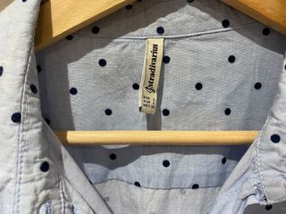 2 camisas de topitos, de Stradivarius