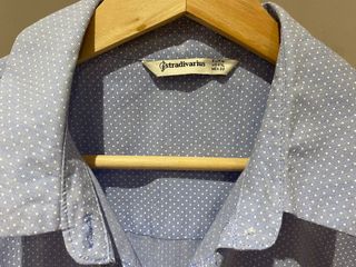 2 camisas de topitos, de Stradivarius