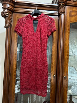 vestito aderente in pizzo rosso