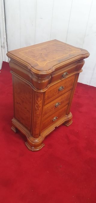 Mesita de noche clasica