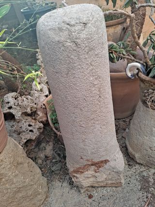 Pilón de piedra viva