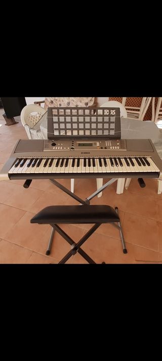 Teclado Yamaha, con silla , atril etc.