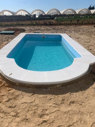 Piscina de Poliéster MODELO ROMANA 6 X 3