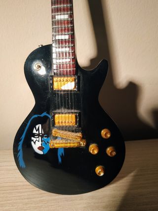 LEER Guitarra miniatura grupo Kiss (defecto)
