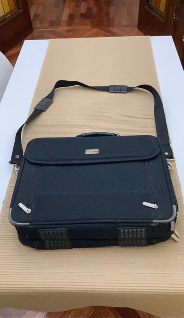 Maletin negro para portatil Crossbow