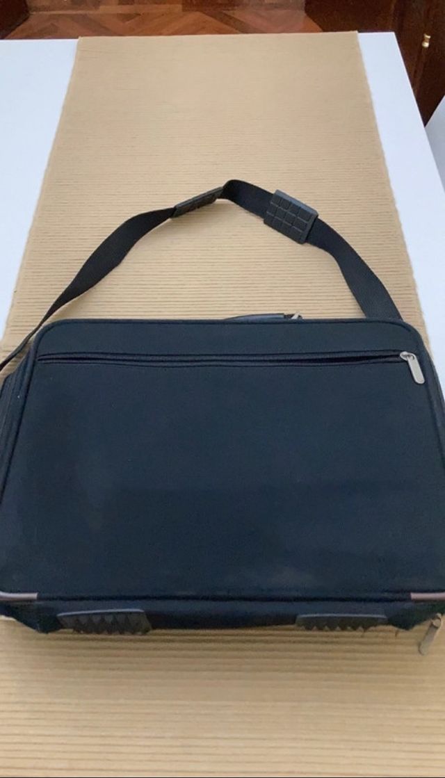 Maletin negro para portatil Crossbow