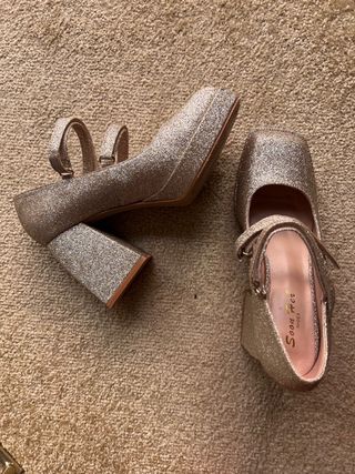 Zapato plataforma dorado.