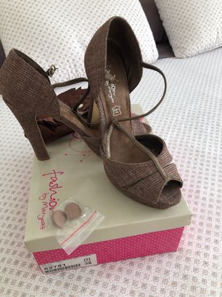 zapatos de fiesta con bolso de regalo
