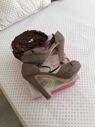 zapatos de fiesta con bolso de regalo