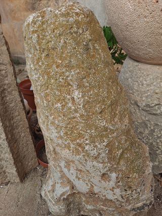 Escupidor de piedra viva.