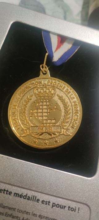 Medalla en francés