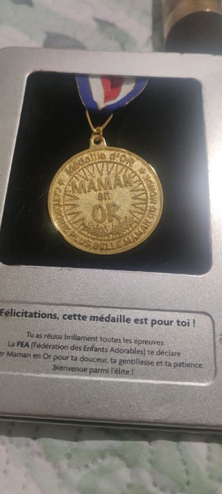 Medalla en francés