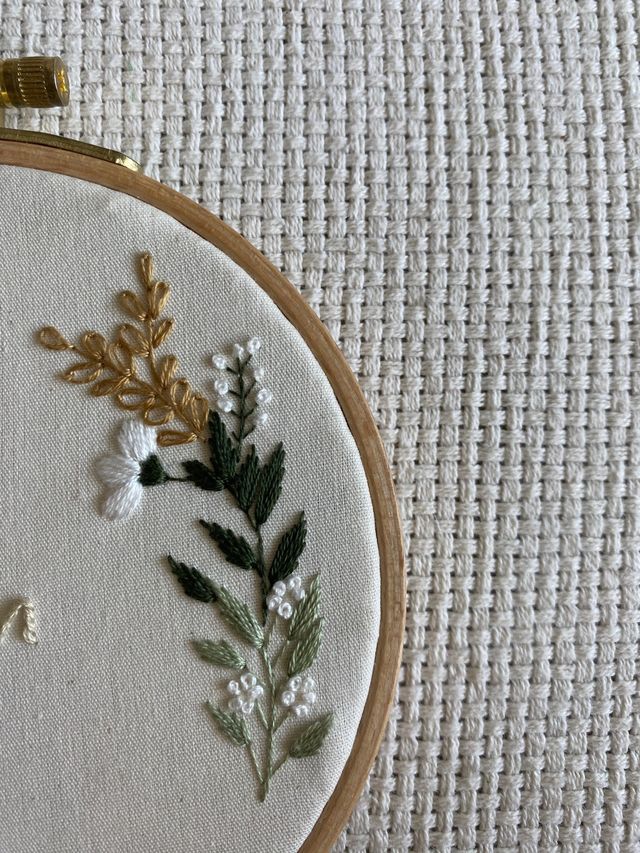 Bastidor de madera bordado a mano personalizado