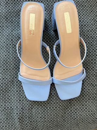 Sandalia tacón azul talla 38 Primark