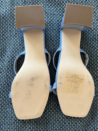 Sandalia tacón azul talla 38 Primark