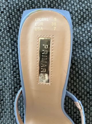 Sandalia tacón azul talla 38 Primark