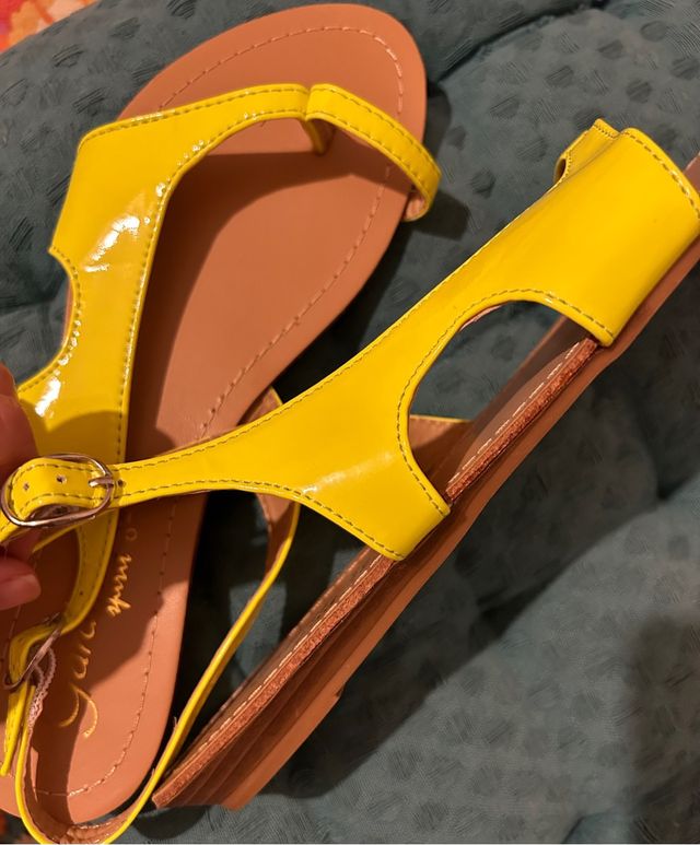 Sandalias amarillas