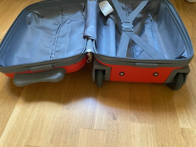 Maletita pequeña de niño/a con ruedas.