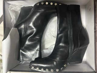 Botines tachuelas en negro