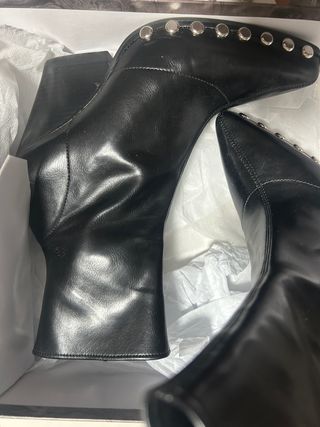 Botines tachuelas en negro