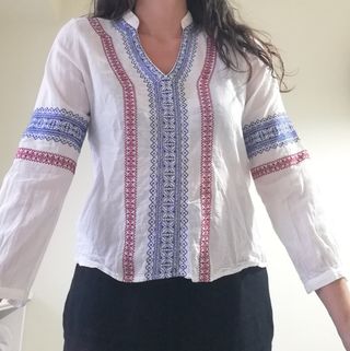 Blusa blanca bordado azul y rojo, escote en pico 