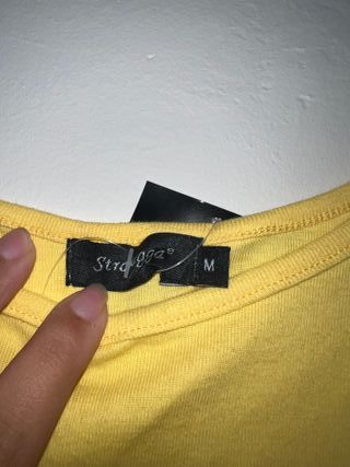 Bonita camiseta de tirantes amarilla