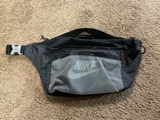 Bolso Deportivo Canguera/Riñonera Nike Tech Pack.