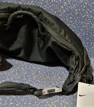 Bolso Deportivo Canguera/Riñonera Nike Tech Pack.