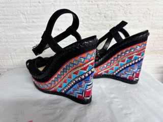SANDALIA CUÑA SCHUTZ NEGRA Y COLOR T. 38
