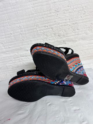 SANDALIA CUÑA SCHUTZ NEGRA Y COLOR T. 38