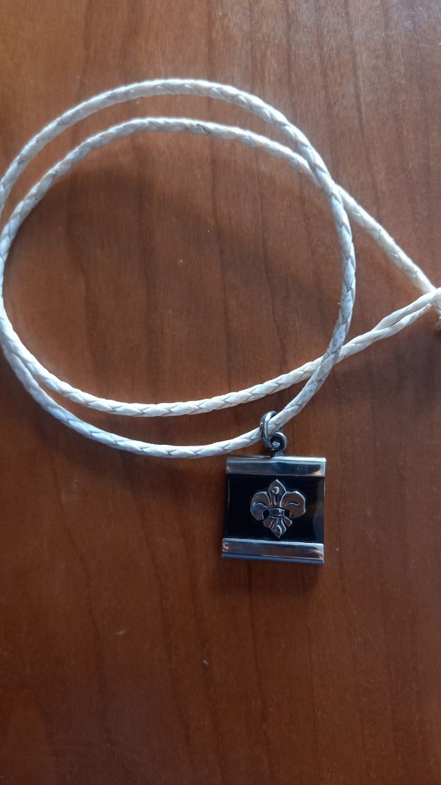 Collana in cuoio con ciondolo in alpaca