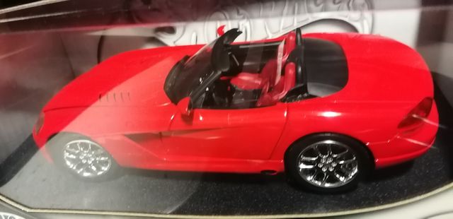 maqueta 1:18 viper srt-10 rojo-hotwheels