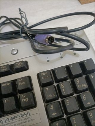 Teclado y altavoces PC