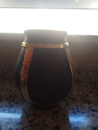 Jarrón ovalado marrón y dorado