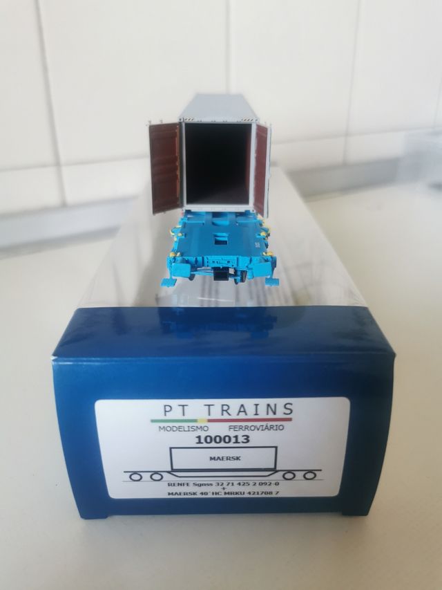 PT, train. HO Plataforma con contenedor