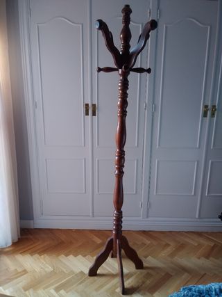 Perchero de pie de madera maciza