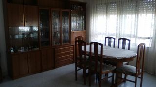 Mueble de comedor, mesa y seis sillas