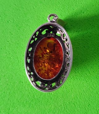 Colgante de plata con piedra Ámbar.
